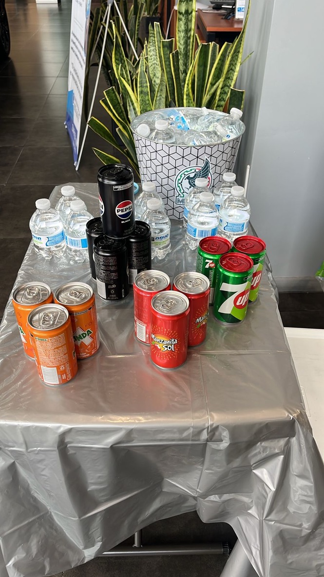 Mesa de bebidas en sala de exhibición Mazda